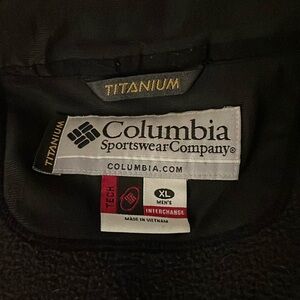 • Columbia •
-black zip up 
-size men’s XL